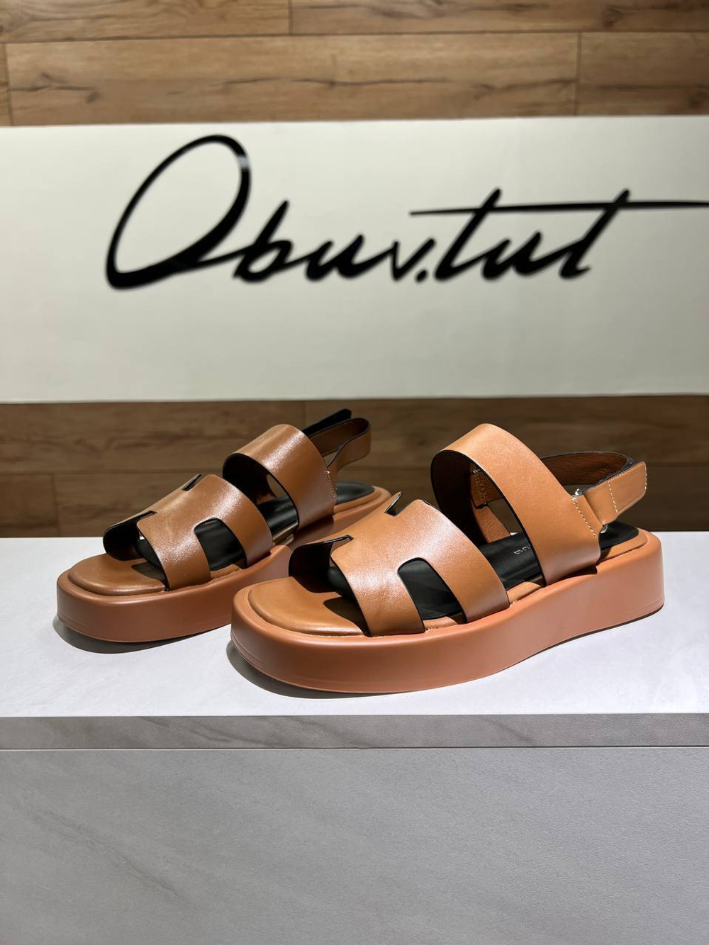 Сандали на высокой подошве