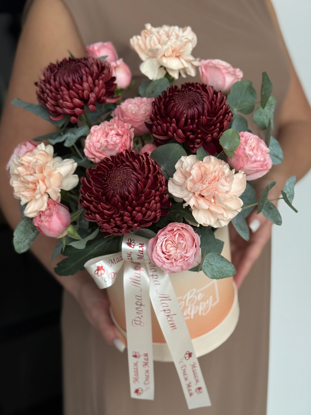 Изысканное сочетание хризантем Бигуди, диантусов, кустовых пионовидных роз и эвкалипта в композиции от Флора Маркет