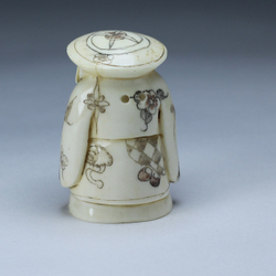 Нэцкэ Дзюродзин в круглой шапке с корзиной рыбы