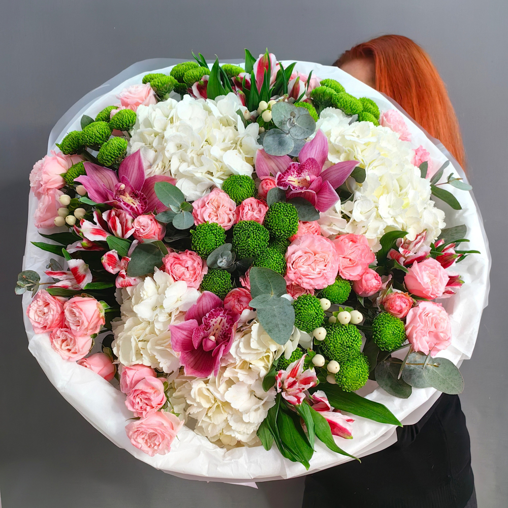 Авторский букет с гортензиями в "облачке"