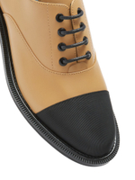 Женские комбинированные туфли бежевые с чёрной отделкой