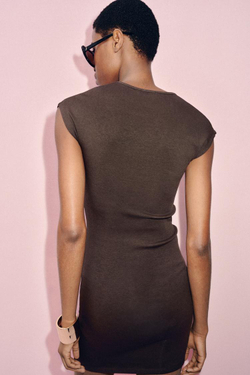 ZARA КОРОТКОЕ ПЛАТЬЕ С V-ОБРАЗНЫМ ВЫРЕЗОМ, КОРИЧНЕВЫЙ