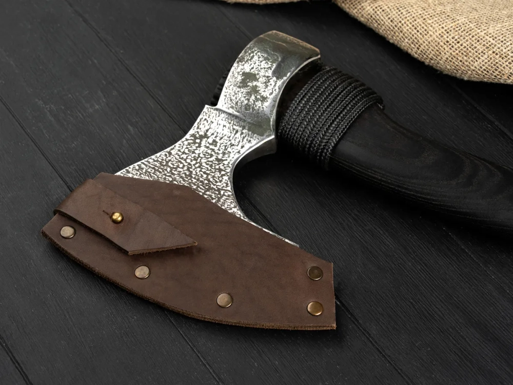 Большой кованый топор, рукоять черный мореный ясень