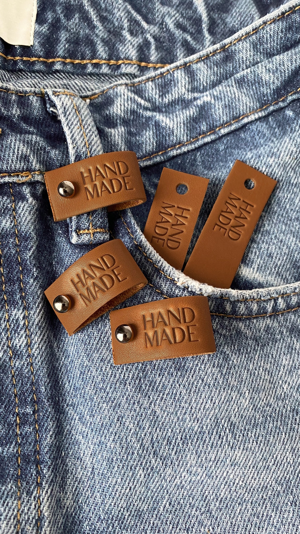 НОВИНКА Кожаные бирки с тиснением на кнопке "Hand Made"