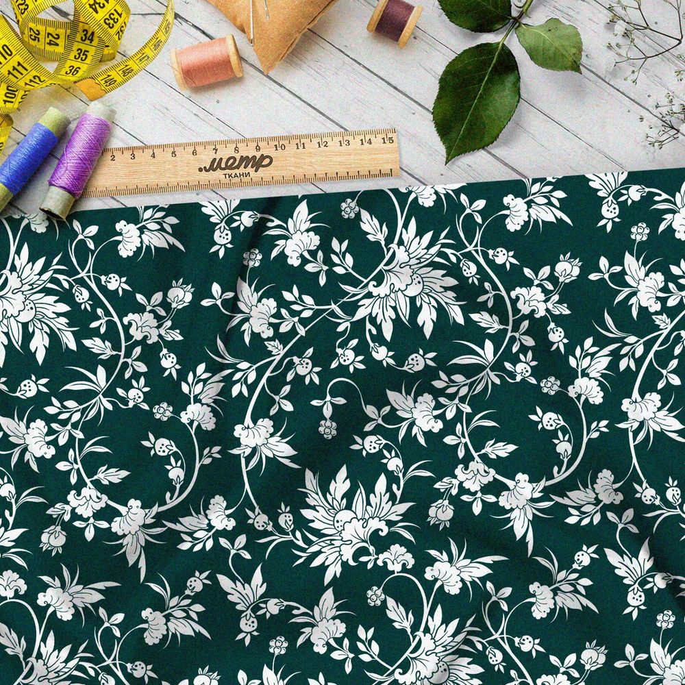 Ткань габардин белая хохлома из цветов на зелёном фоне
