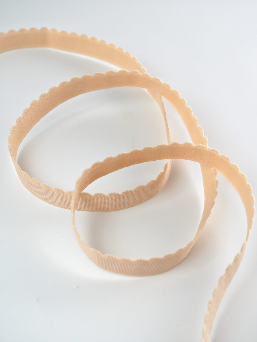 Резинка отделочная бежевая по Лауме ажурная ширина 16 мм с учетом фестона