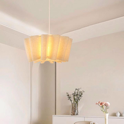Лаконичный подвесной светильник с мягким текстильным абажуром и теплым рассеянным светом.