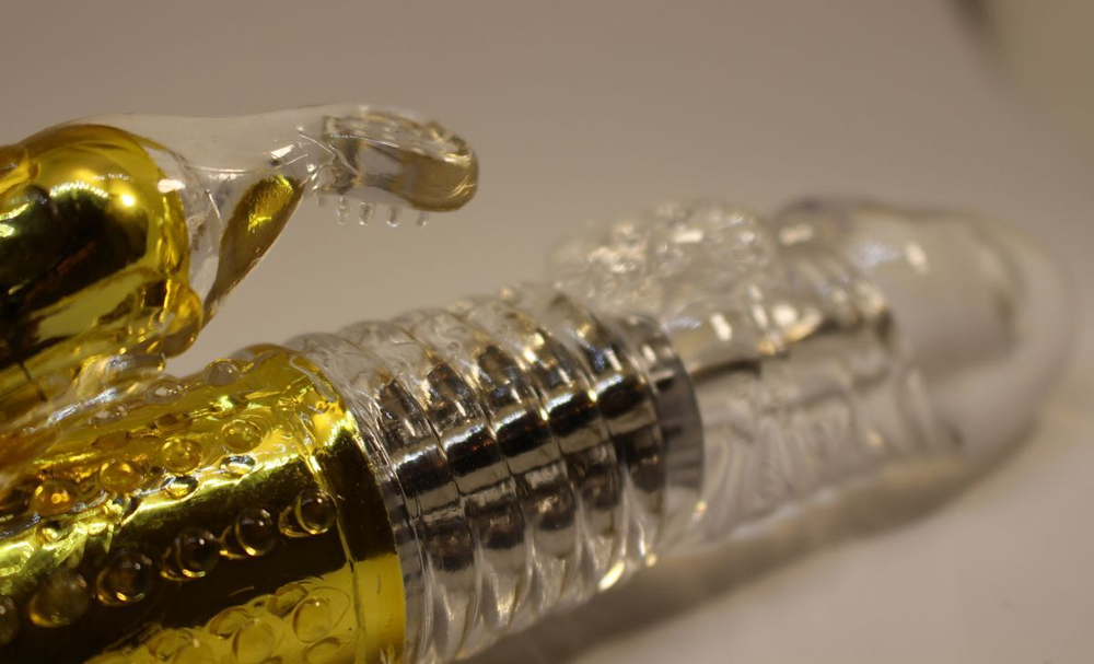 Золотистый вибратор с 24 видами вибрации и ротации - 21 см. (Цвет: золотистый)