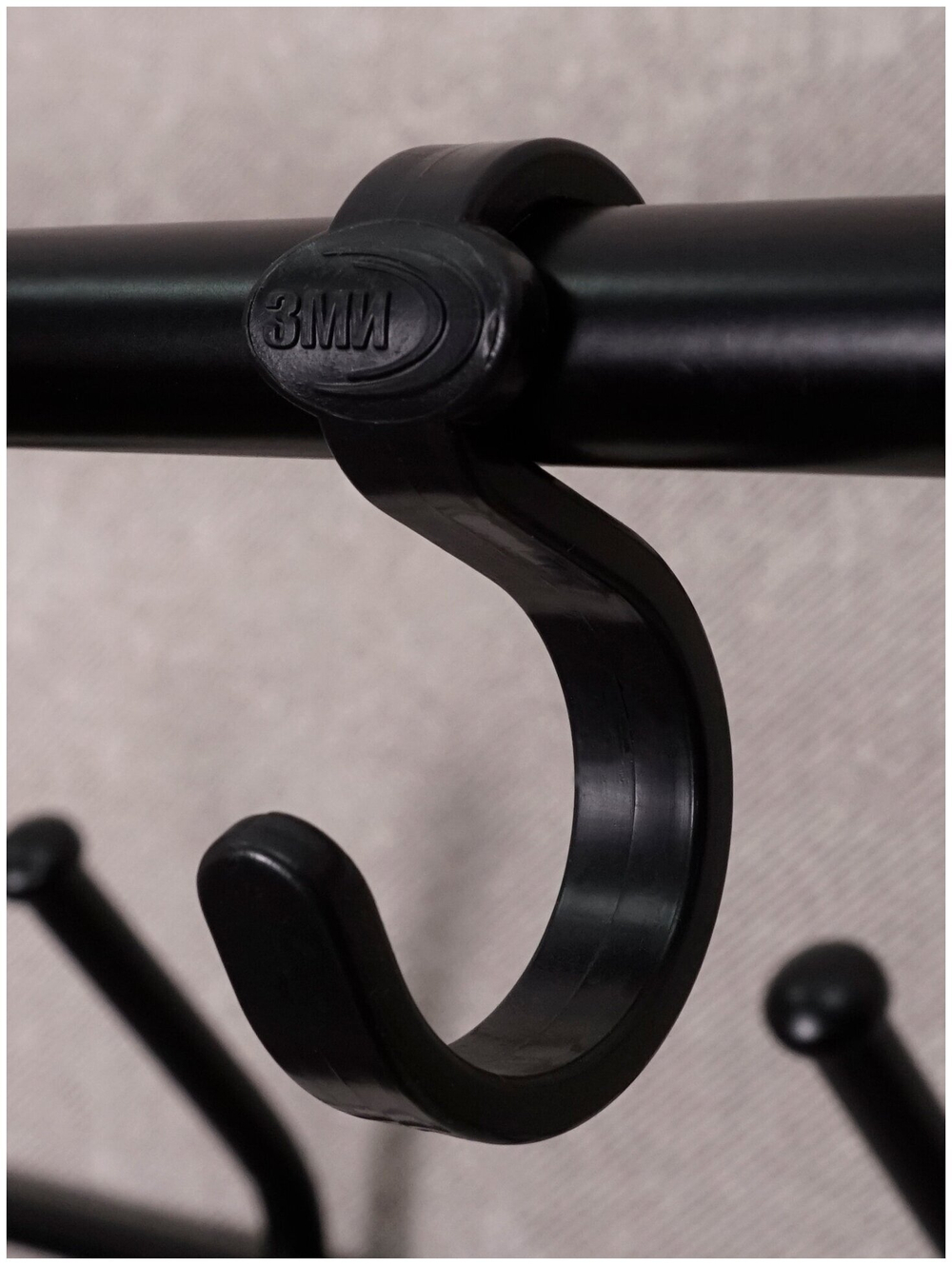 ВЕШАЛКА ЗМИ УЮТ 22 С ПОЛКОЙ ЧЕРНЫЙ ВСПУ22 Ч