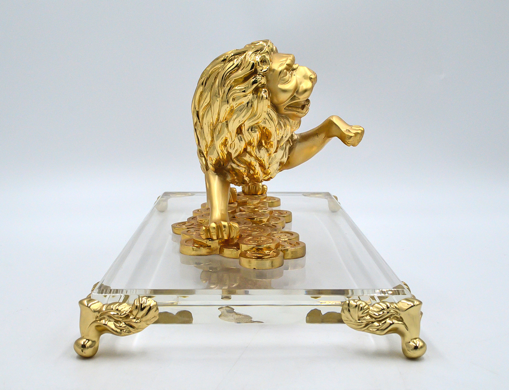 Знак зодиака ЛЕВ. Скульптура золоченая на стеклянной подставке. Металл, золочение, стекло. ХХ века,