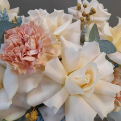 Авторская композиция из французских роз с голубой туей в шляпной коробке