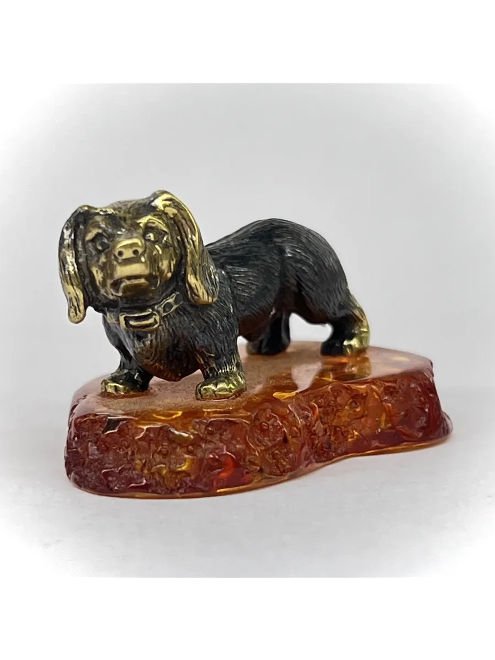 Бронзовая статуэтка на янтаре