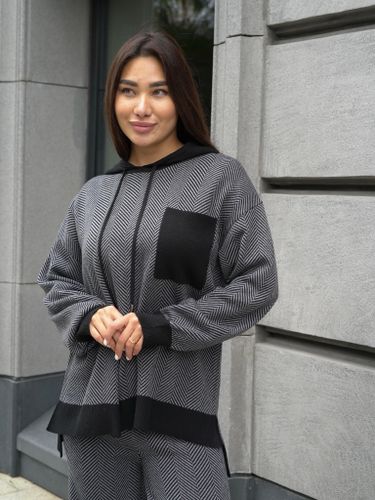 Черный трикотажный костюм в полоску