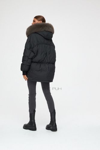 Черная объемная куртка с отделкой из меха