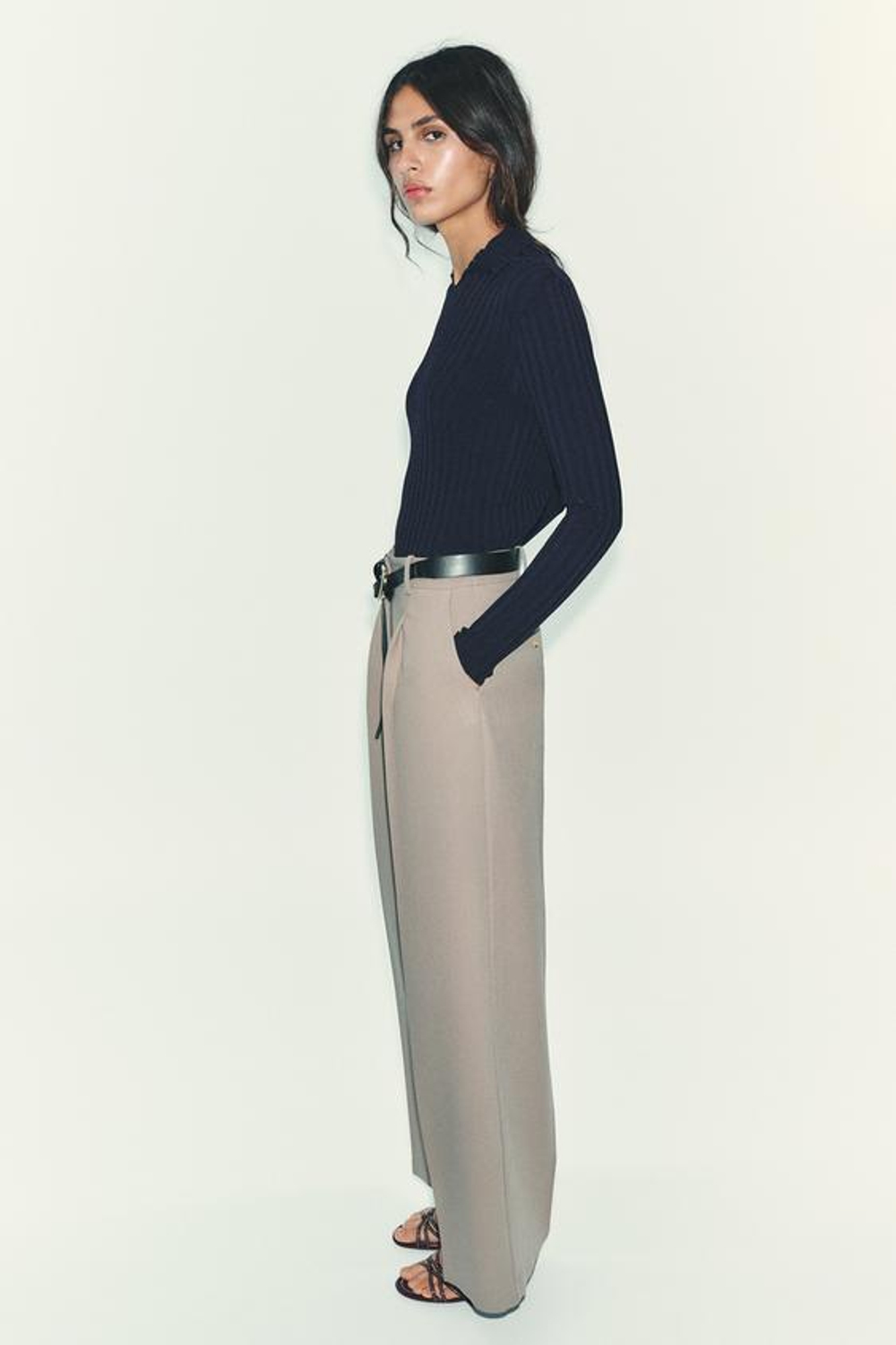 ZARA БРЮКИ ПРЯМОГО КРОЯ С ЗАЩИПАМИ И РЕМНЕМ, СЕРО-БЕЖЕВЫЙ