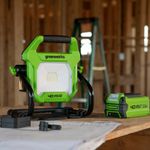 LED-прожектор Greenworks G40WLH с гибридным питанием, 40V / 220V, 1000/2000 лм, крюк для подвеса, крепление на стену, кабель 30 см, без АКБ и ЗУ (3503907)