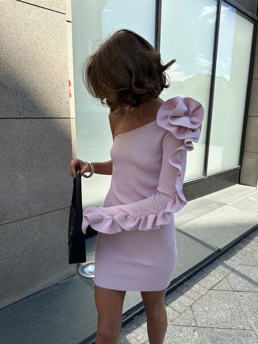 Платье лапша из вискозы с рюшей мини пудровое