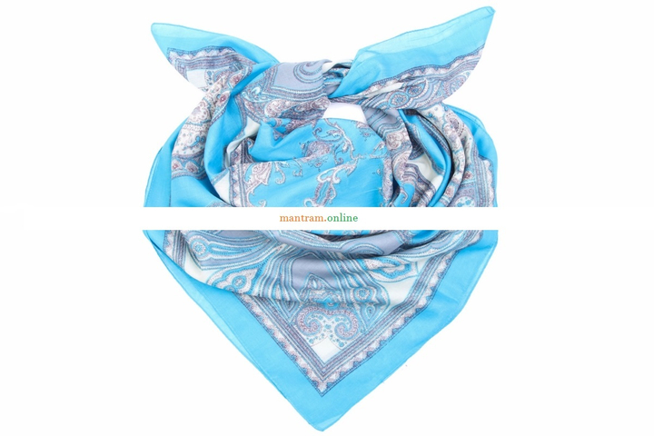 Платок материал Хлопок 100% Узор квадрат с лилиями сиреневый белый серый на голубом фоне с голубой каймой 95x95 см