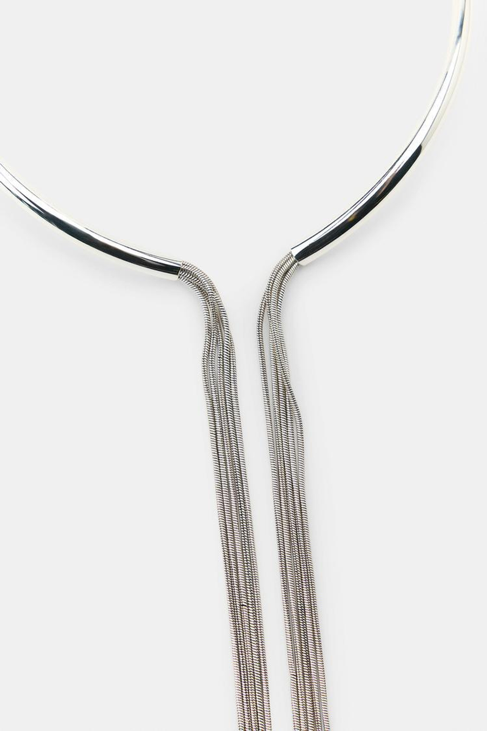 ZARA ОЖЕРЕЛЬЕ-ЧОКЕР С МЕТАЛЛИЧЕСКИМИ КИСТОЧКАМИ, СЕРЕБРИСТЫЙ