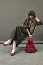 Платье оверсайз с декоративной обработкой на юбке из крапивы цвета хаки