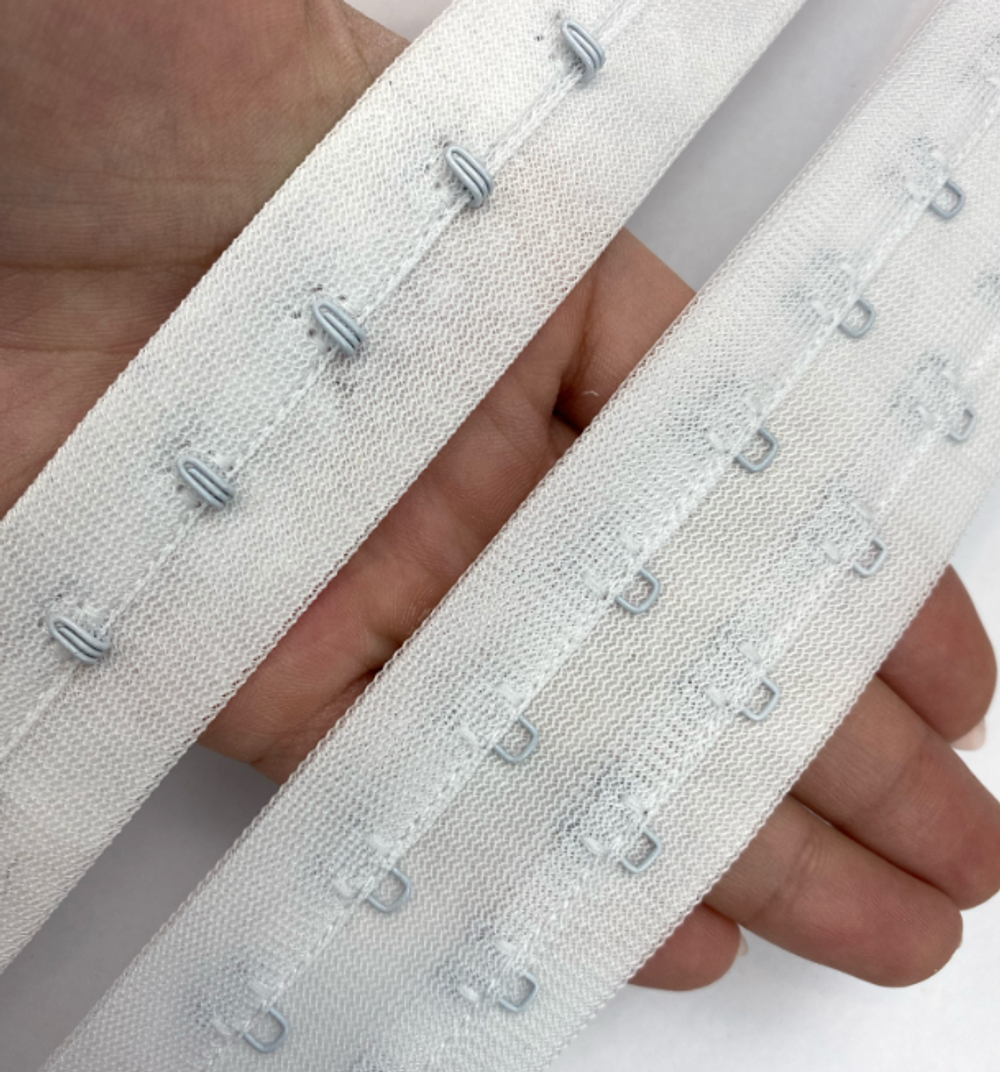 Застежка 2 крючка метражом белая