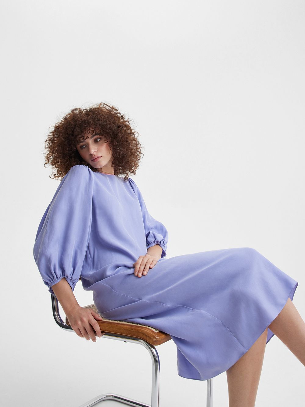 Платье с пышными рукавами цвета лаванды