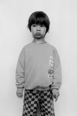 ZARA ТОЛСТОВКА С ПРИНТОМ «АВТОМОБИЛЬ», СВЕТЛЫЙ ХАКИ