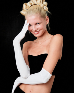 Перчатки из белого бифлекса выше локтя