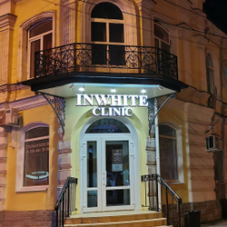 Вывеска для стоматологии Inwhite clinic, объёмные световые буквы с плёнкой день-ночь