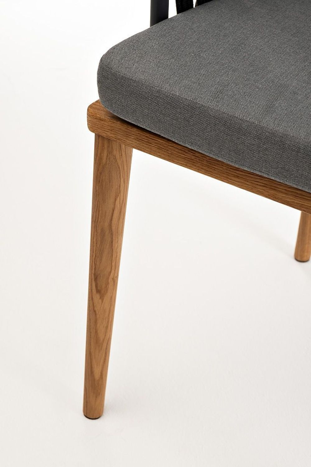 "Диего" стул плетеный из роупа, основание дуб, каркас из стали темно-серый (RAL7024) муар, роуп темно-серый круглый, ткань серая