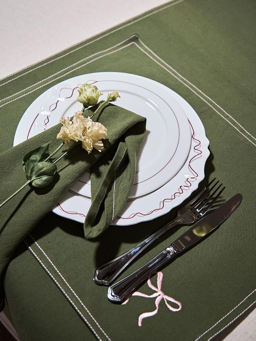 Салфетка под приборы Fancy Bows оливкового цвета из коллекции Essential, 35х45 см