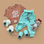 Комплект – футболка прямого кроя с новогодней надписью, джоггеры, моксы и игрушка