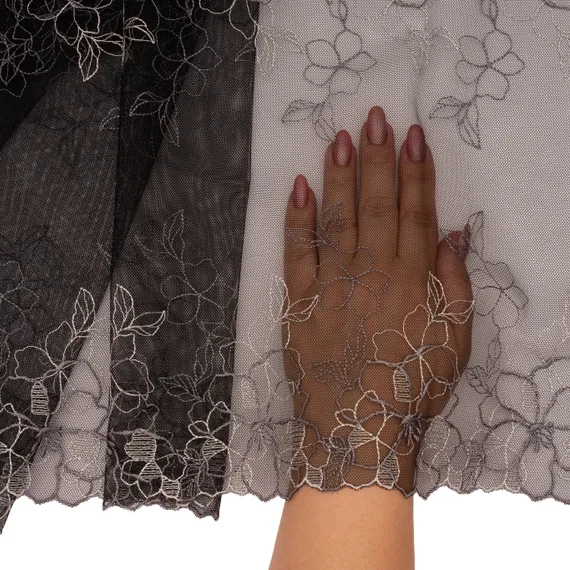 Вышивка на сетке черная/молочная 32 см