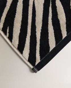 ZARA HOME БАННОЕ ПОЛОТЕНЦЕ ИЗ ВЕЛЮРА С АНИМАЛИСТИЧЕСКИМ ПРИНТОМ, ПЕСОЧНЫЙ/ЧЕРНЫЙ