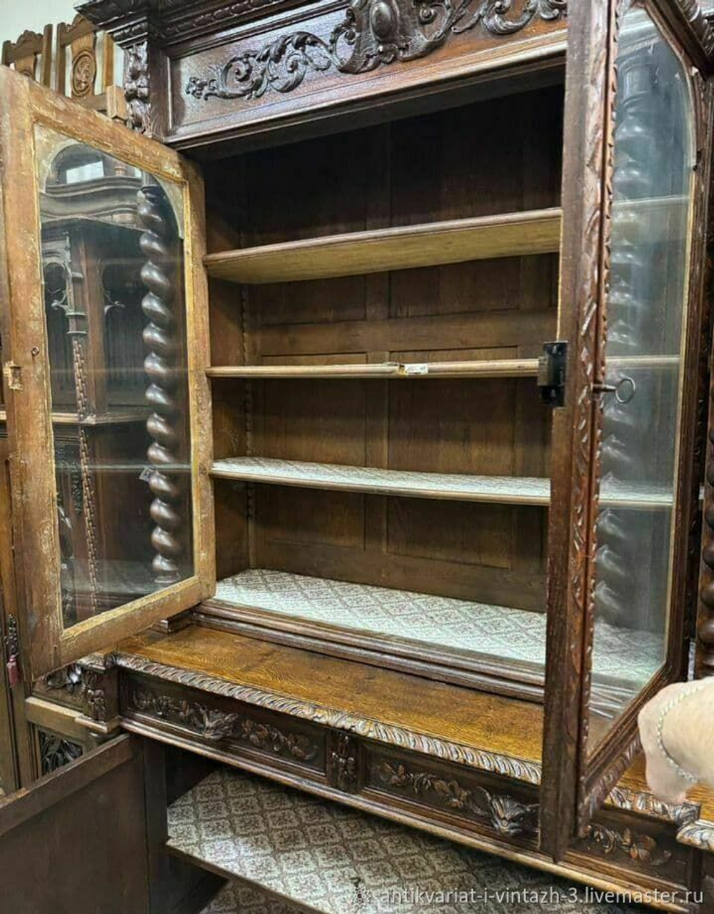 Старинный буфет в охотничьем стиле