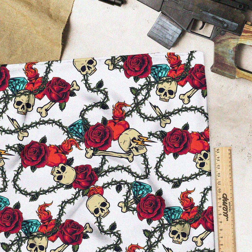 Ткань футер 2-х нитка розы с шипами и черепа на белом фоне