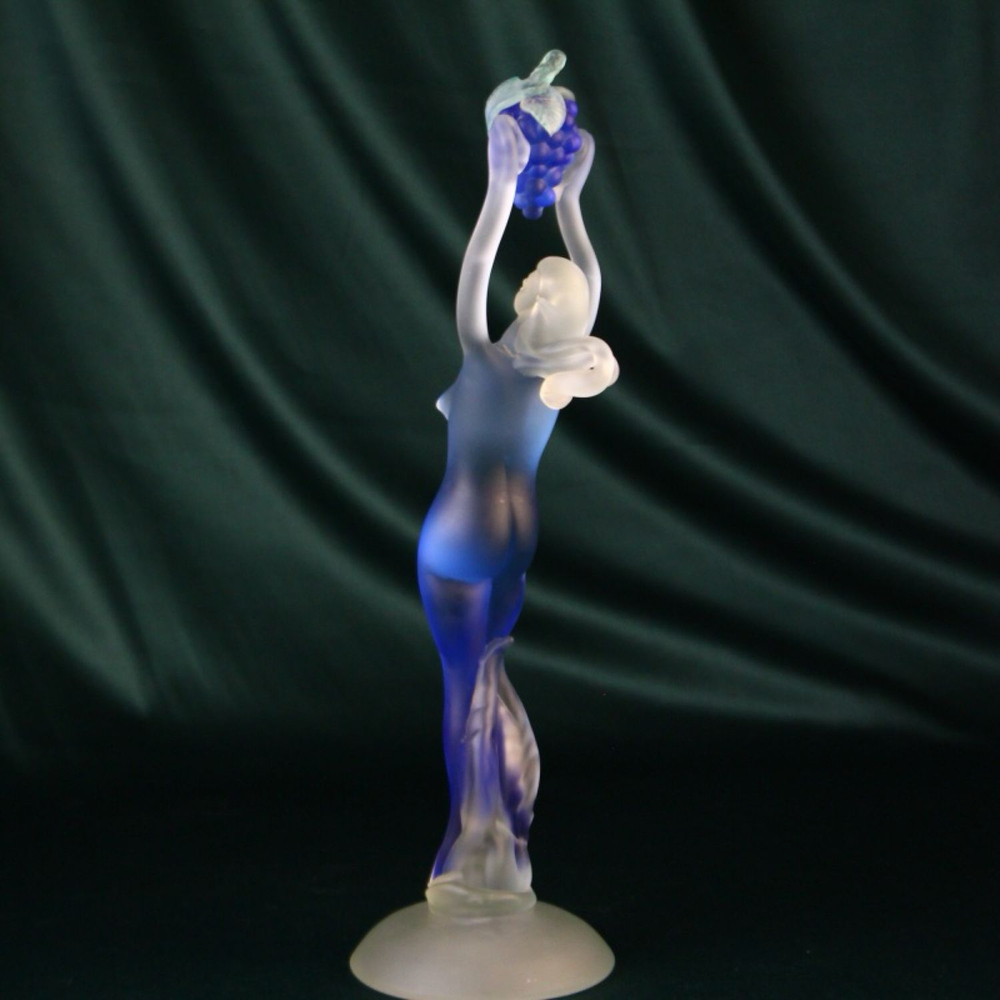 Скульптура "Фигура девушки с гроздью винограда"