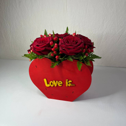 Букет из роз в коробке "Love is"
