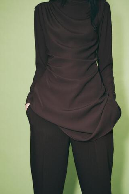 ZARA МИНИ-ПЛАТЬЕ СО СБОРКАМИ, КОРИЧНЕВЫЙ