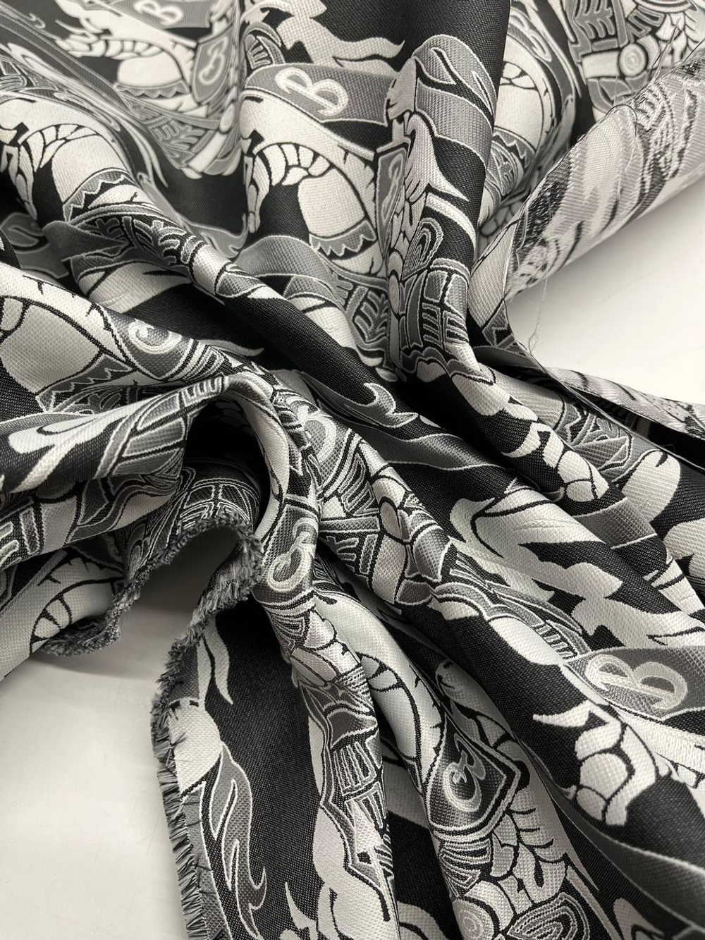 Жаккард шелк с п/э Burberry серый с дизайнерским принтом