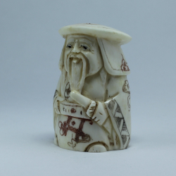 Нэцкэ самурай в круглой шапке с мечом на поясе