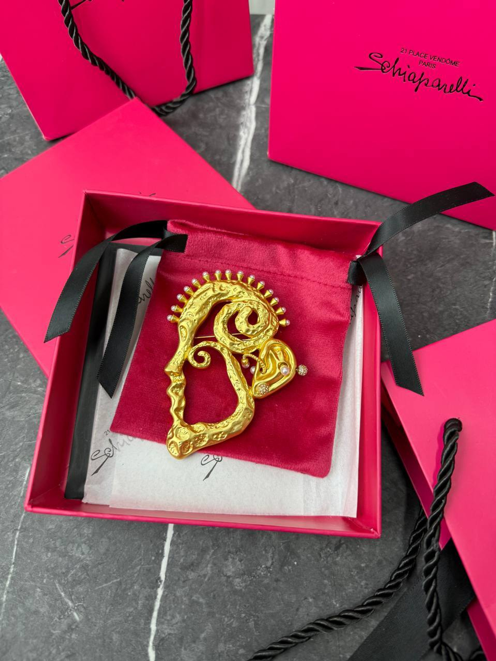 Брошь Schiaparelli