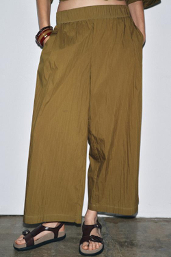 ZARA БРЮКИ ИЗ ПОПЛИНА С ЗАЩИПАМИ — ZW COLLECTION, ЦВЕТ ОЛИВКОВОГО МАСЛ