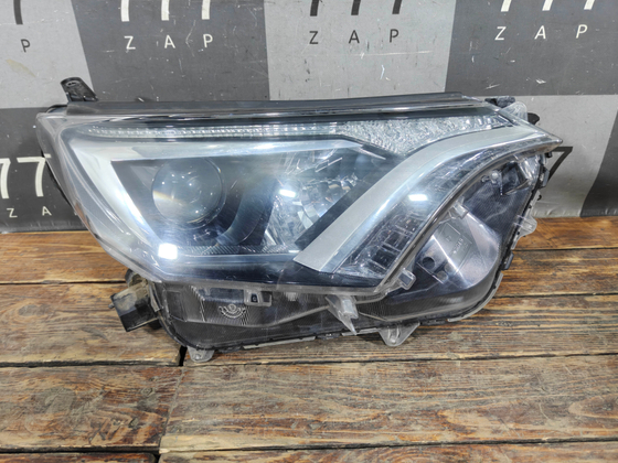 Фара правая галоген Toyota RAV4 IV (XA40) 15-19 Б/У Оригинал 8113042650