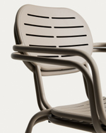 Уличный стул Brai с подлокотниками из оцинкованной стали бежевого цвета