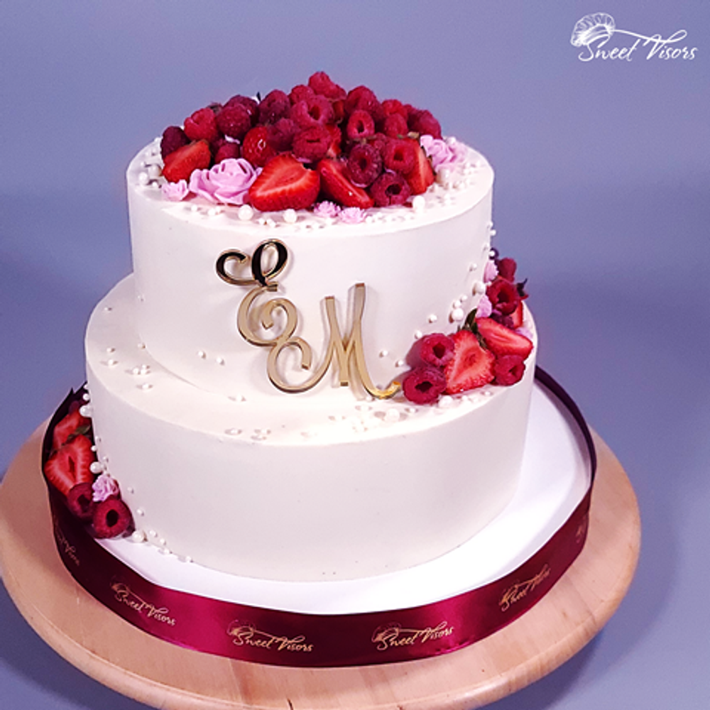Торт на свадьбу с ягодами и инициалами   Кондитерская Сладкие козырьки Sweet Visors Светланы Дегтеревой