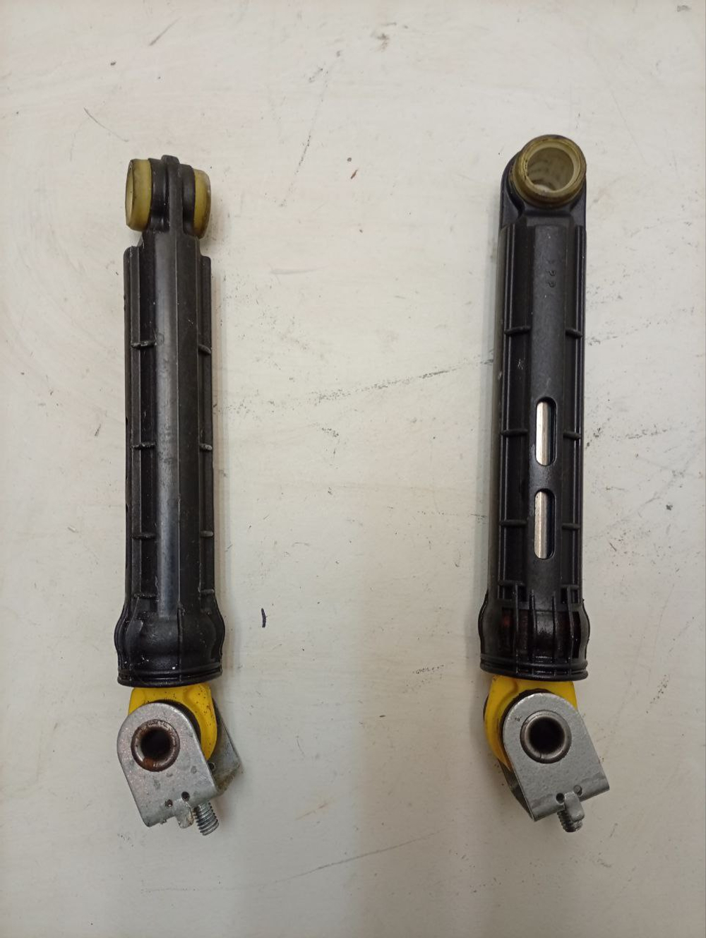 RST703DW кт18 Амортизаторы (комплект) для стиральной машины Indesit Ariston C00303589 б/у