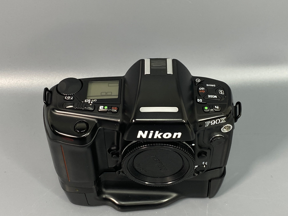 Nikon F90X + MB-10