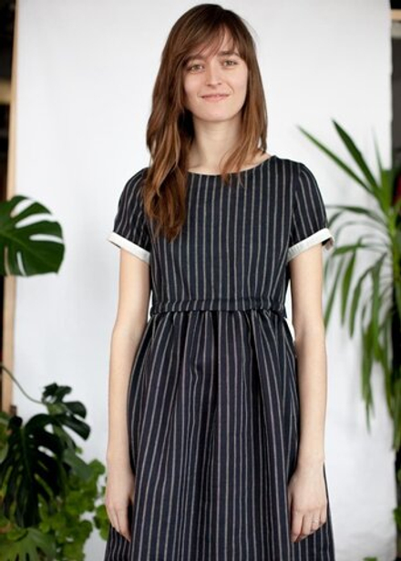 Темно-синее льняное платье с кулиской в бежевые полосы