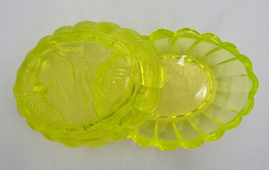 Шкатулка «Пара голубей». Урановое стекло. Cер. XX в. Чехия. Длина – 12,5 см